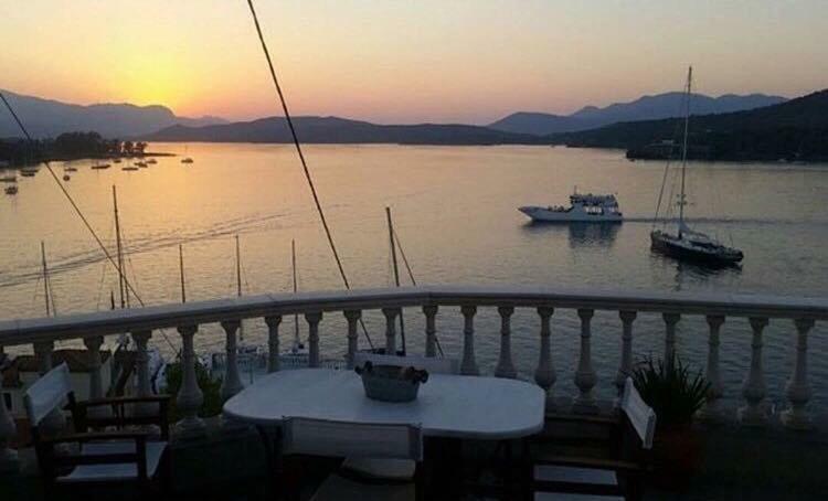 Kasteli Suite Poros Town Bagian luar foto